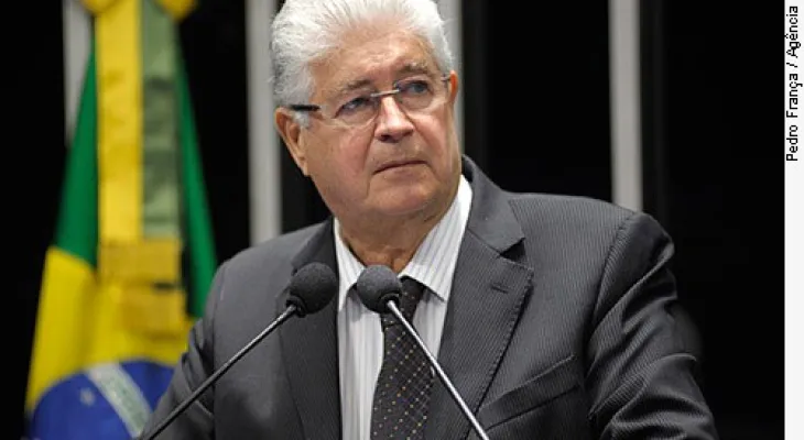 STF manda restabelecer aposentadoria especial de Roberto Requião