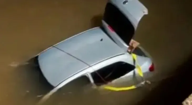 Menina de 4 anos desaparece após carro cair em rio em Rio Bonito do Iguaçu