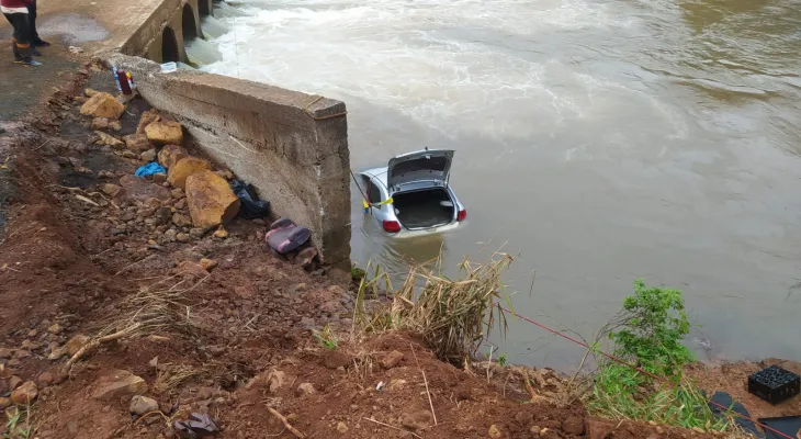 Bombeiros encontram corpo de menina após carro cair em rio em Rio Bonito do Iguaçu