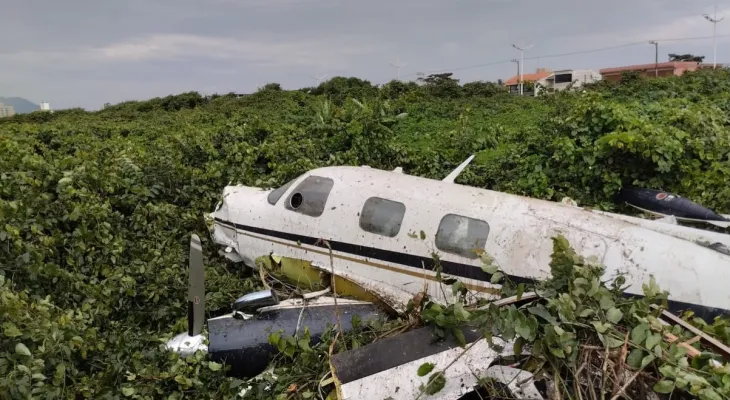 Avião de pequeno porte cai em praia de Navegantes e deixa dois homens gravemente feridos