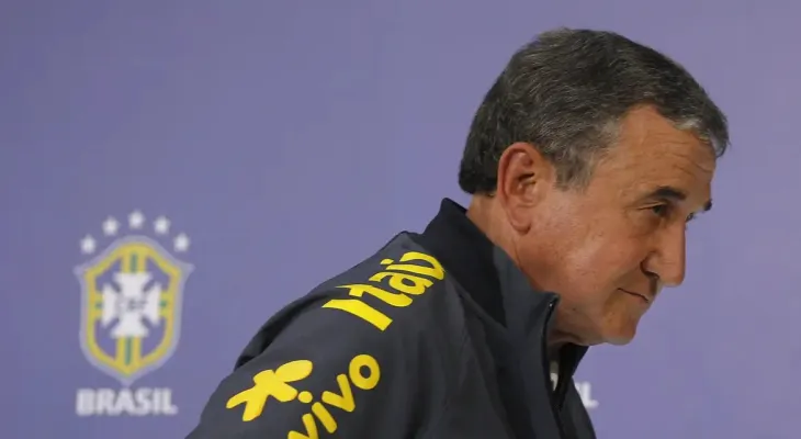 Carlos Alberto Parreira volta a ser sedado e permanece internado na UTI
