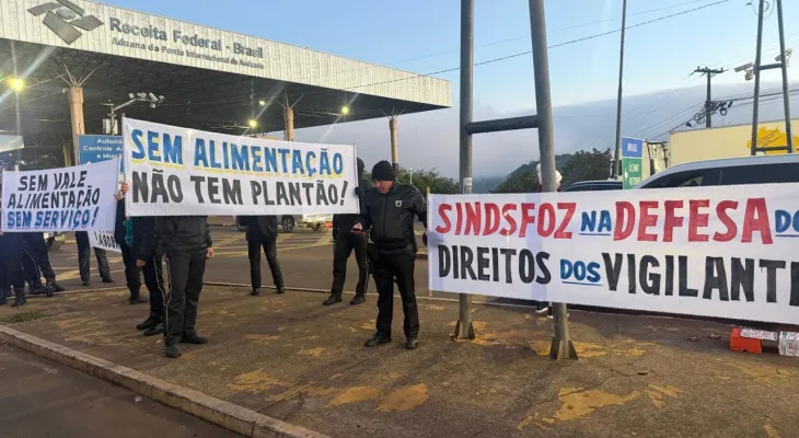 Vigilantes protestam na Ponte da Amizade por salários atrasados e ampliam pressão contra empresa de segurança