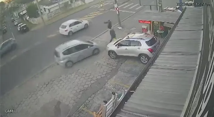 Idoso de 75 anos morre após carro invadir calçada na Rua Francisco Derosso