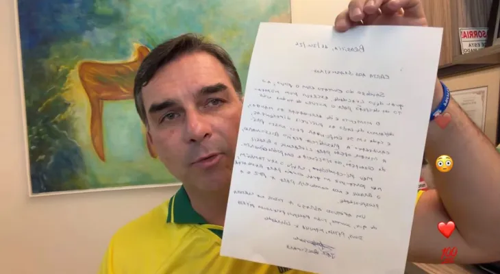 Flávio Bolsonaro apresenta defesa por escrito e não comparece a depoimento na Polícia Federal