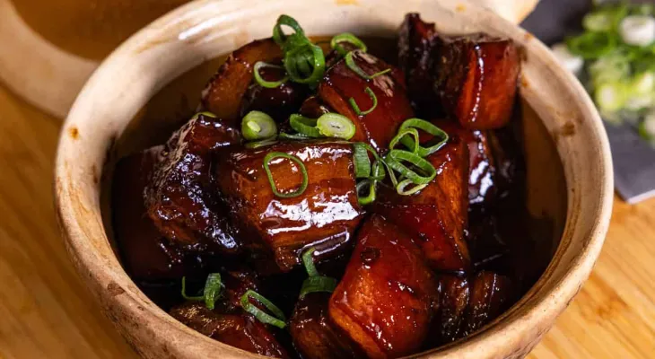 HONG SHAO ROU (红烧肉): O PORCO VERMELHO BRASEADO QUE ATRAVESSOU SÉCULOS