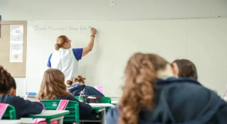 Câmara aprova mudanças na educação e cria auxílio para compra de material escolar em Cascavel
