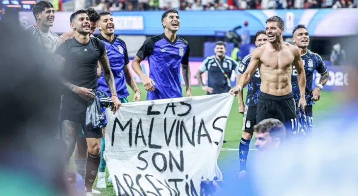 Por que jogadores da Argentina exibiram faixa sobre as Ilhas Malvinas após vitória sobre a Inglaterra?