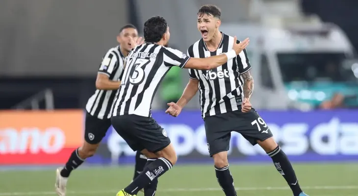 Botafogo vence o Santos nos acréscimos e sobe na tabela; Vitória derrota o Vasco na volta do Brasileirão