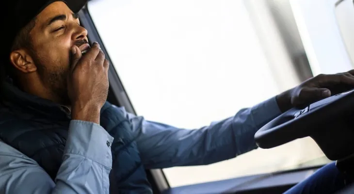 Sono ao volante: entenda os riscos e saiba como evitar acidentes em viagens