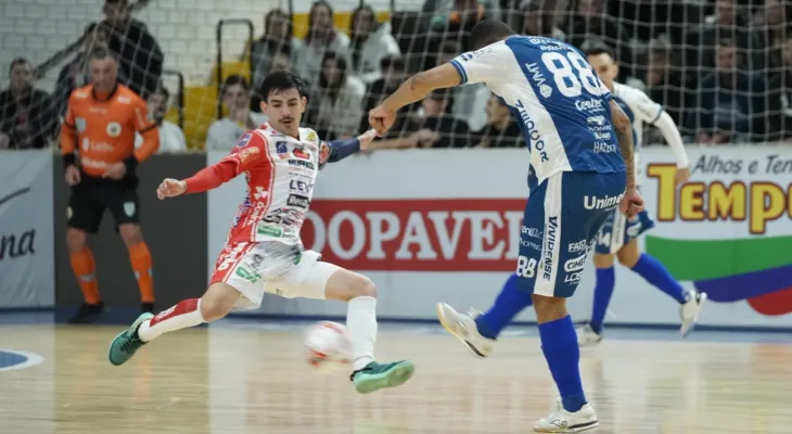 Cascavel Futsal reage, mas perde para o Pato no Ginásio da Neva