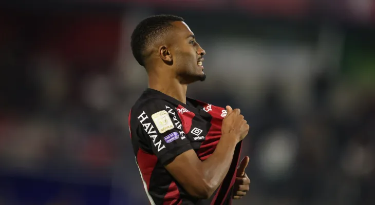Athletico vira sobre o São Paulo fora de casa e assume a terceira colocação do Brasileirão