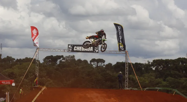 Campeonato Paranaense de Motocross reúne mais de 300 pilotos em Cascavel; veja a programação