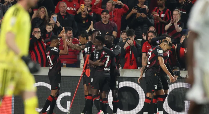 Athletico vence o Internacional, conquista a quarta seguida e segue na cola do Flamengo no Brasileirão