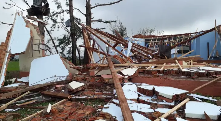 Sistema que provocou tornado no Sul chega ao Paraná com ventos acima de 80 km/h e alerta de temporais