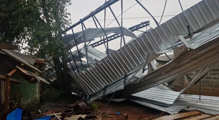 Temporal provoca destelhamentos, falta de energia e transtornos em diversas regiões do Paraná