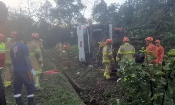 Ônibus tomba na BR-040 e deixa ao menos nove mortos em Petrópolis