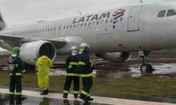 Avião da Latam derrapa durante pouso e fica atolado na lama no Aeroporto de Cascavel