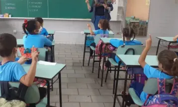 Justiça do Paraná manda reintegrar professora demitida após ser impedida de depor em PAD