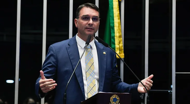 Flávio Bolsonaro usa alta dos alimentos e endividamento para atacar governo Lula; veja o que os dados mostram