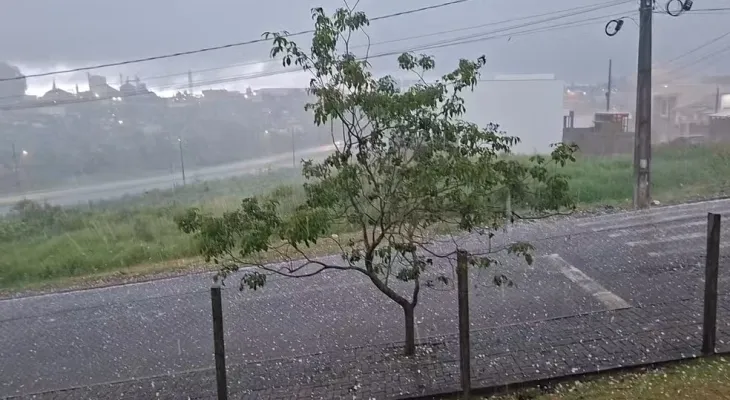 Temporais deixam estragos e Paraná tem risco de novos tornados nesta sexta