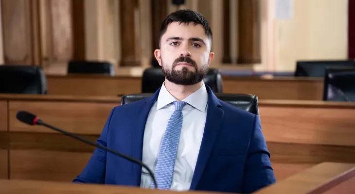 Ao todo, 56 candidaturas foram barradas no estado, mas prazos recursais mantêm nomes na disputa e campanha nas ruas.
