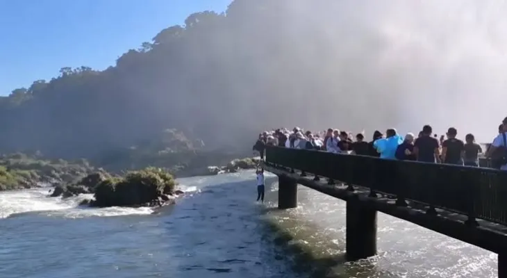 Turista é multado em R$ 7,8 mil após entrar nas águas das Cataratas para pegar celular