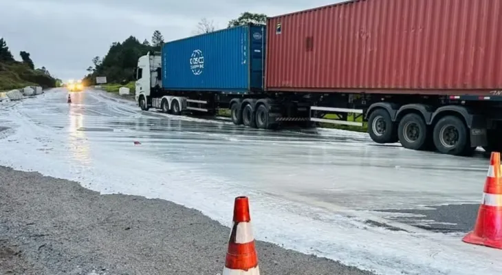Rodovia Régis Bittencourt é interditada após resina provocar acidente