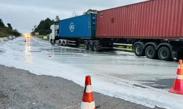 Rodovia Régis Bittencourt é interditada após resina provocar acidente
