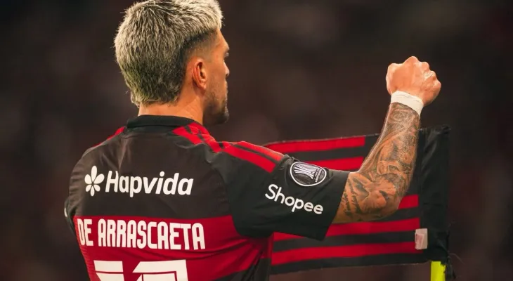 Flamengo fica com um a menos, busca empate e avança à semifinal da Libertadores