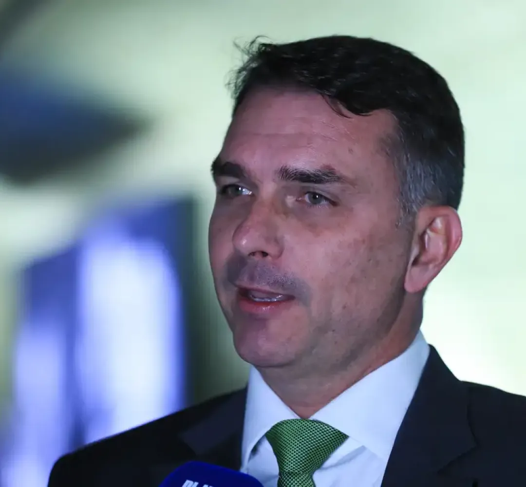 TSE suspende jingle de Lula que associa Flávio Bolsonaro a rachadinha e Banco Master
