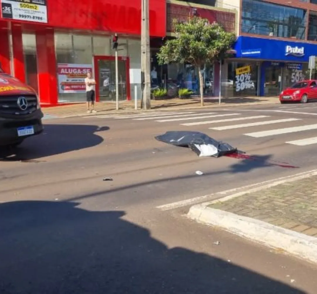 Acidente entre moto e ônibus deixa mulher morta no Centro de Cascavel
